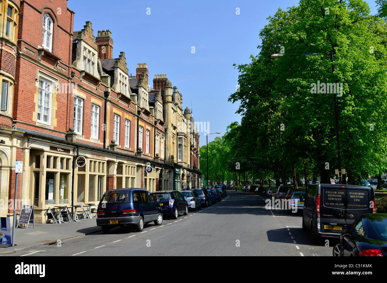 Leamington Spa, Warwickshire, Großbritannien. Anzeigen Regent Grove Geschäfte im Zentrum der Stadt. Stockfoto