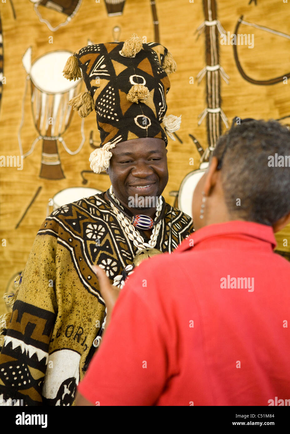 Ein kenianischer Mann in traditioneller Tracht mit einer Frau sprechen Stockfoto