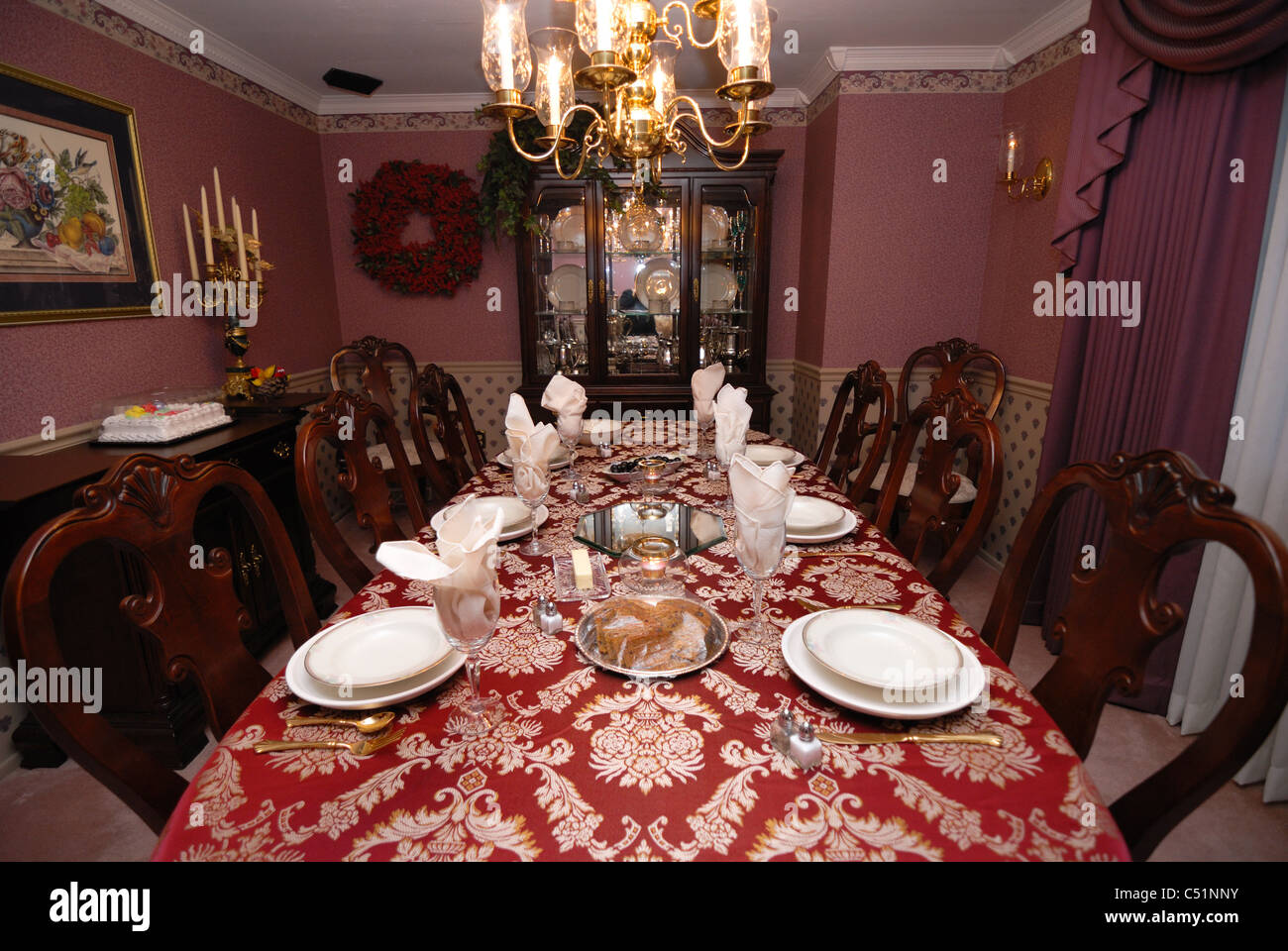 Ein eleganter Esstisch ist für ein Festessen mit Gedecke und Ferienfutter festgelegt. Stockfoto