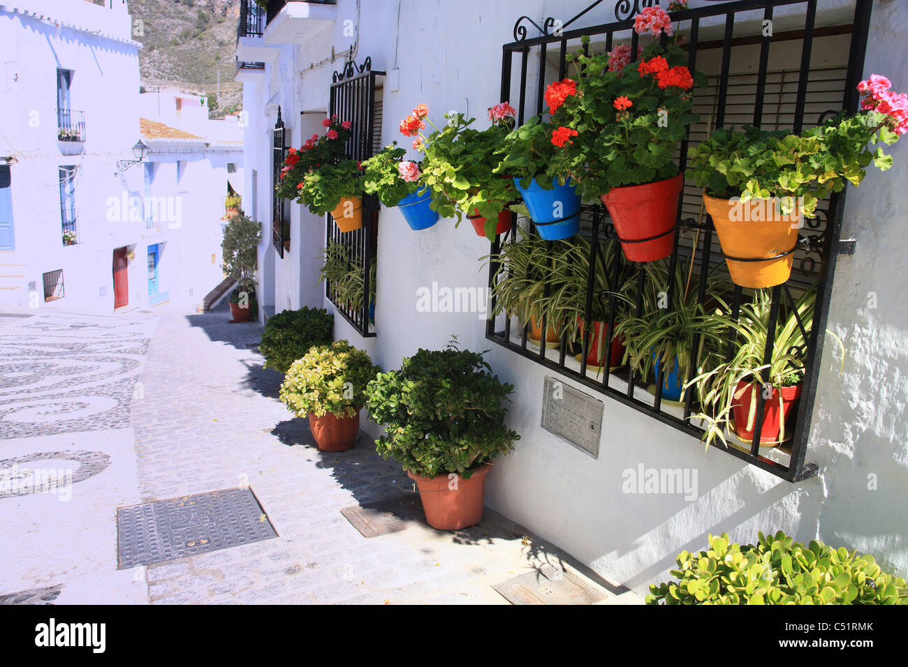 Die ruhigen Straßen und ziemlich auf die Blumenkästen eines malerischen Frigiliana im südlichen Spanien Stockfoto