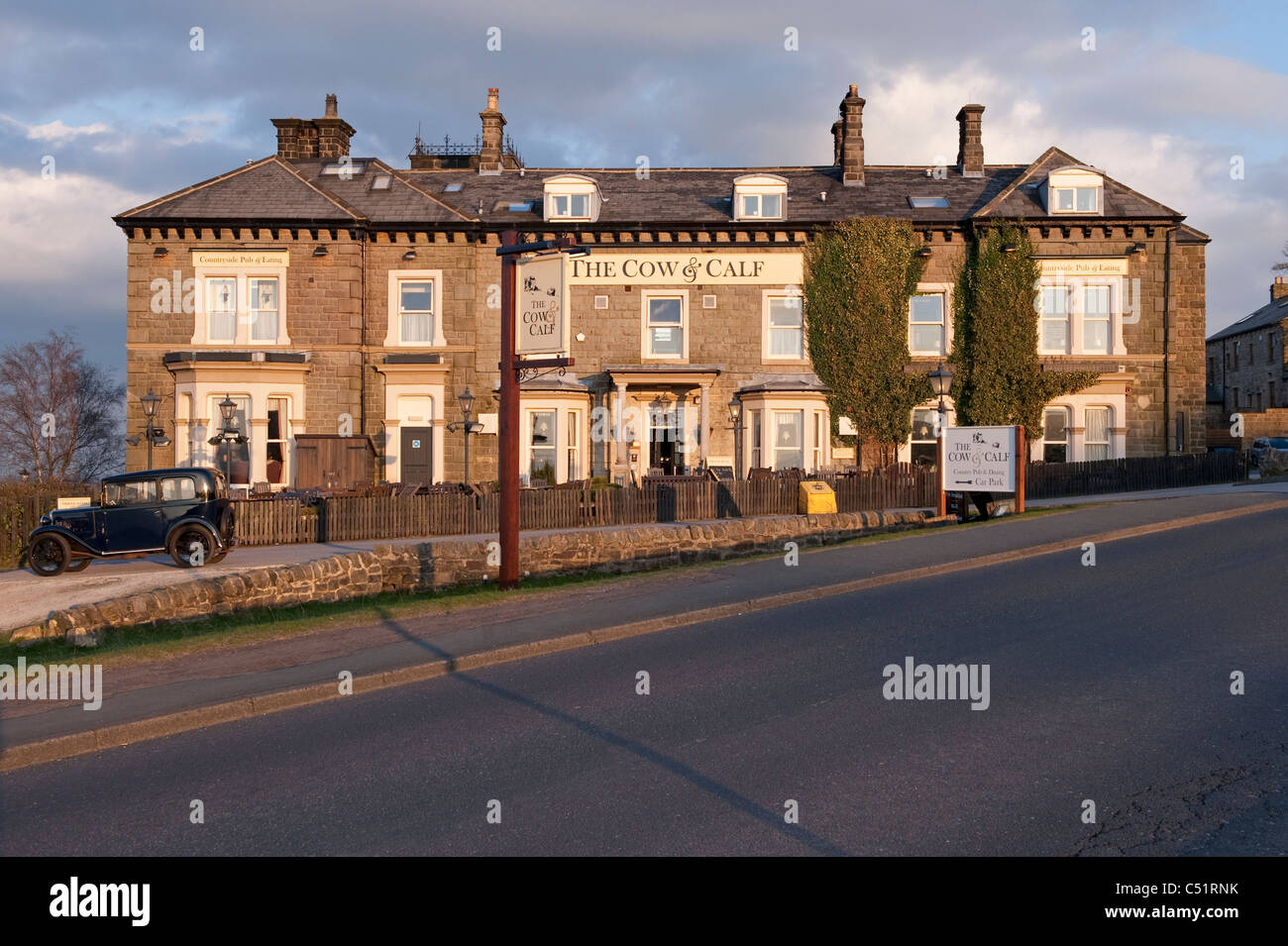 The Cow and Calf Hotel, traditionelles Country Pub Restaurant (außen) & Oldtimer geparkt (Vintage Inns) - Ilkley Moor, West Yorkshire, England, UK. Stockfoto