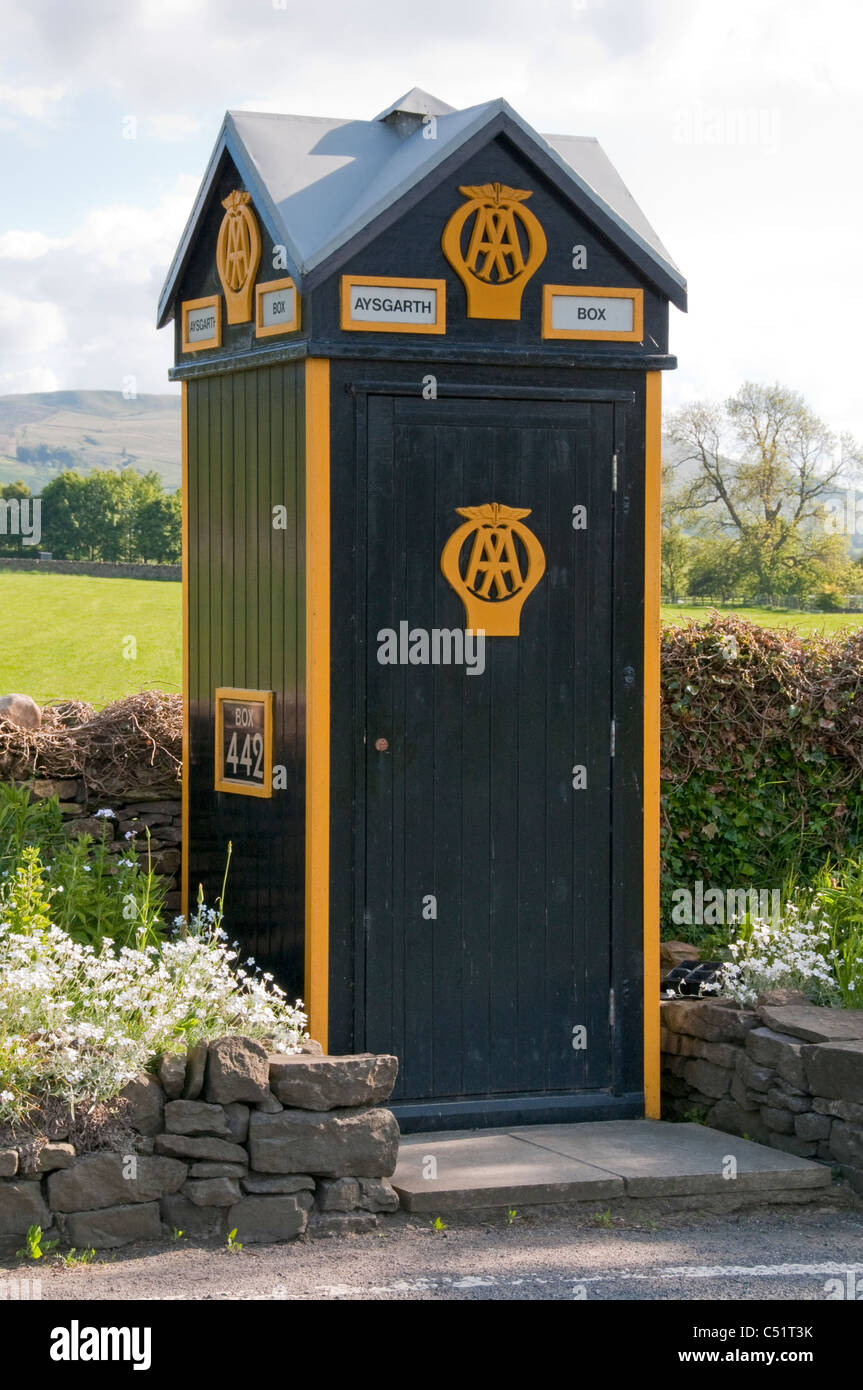 AA (Automobile Association) Aysgarth Box 442 & gelbes Logo Symbol (alte historische ikonische Straßenrand Telefon Kiosk) - landschaftlich schönen North Yorkshire, England, Großbritannien. Stockfoto