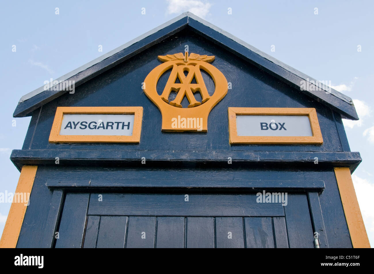 AA (Automobile Association) Box 442 & Logo Symbol Nahaufnahme (seltene alte historische ikonische Straßenrand Telefon Kiosk) - Aysgarth, North Yorkshire, England, Großbritannien. Stockfoto