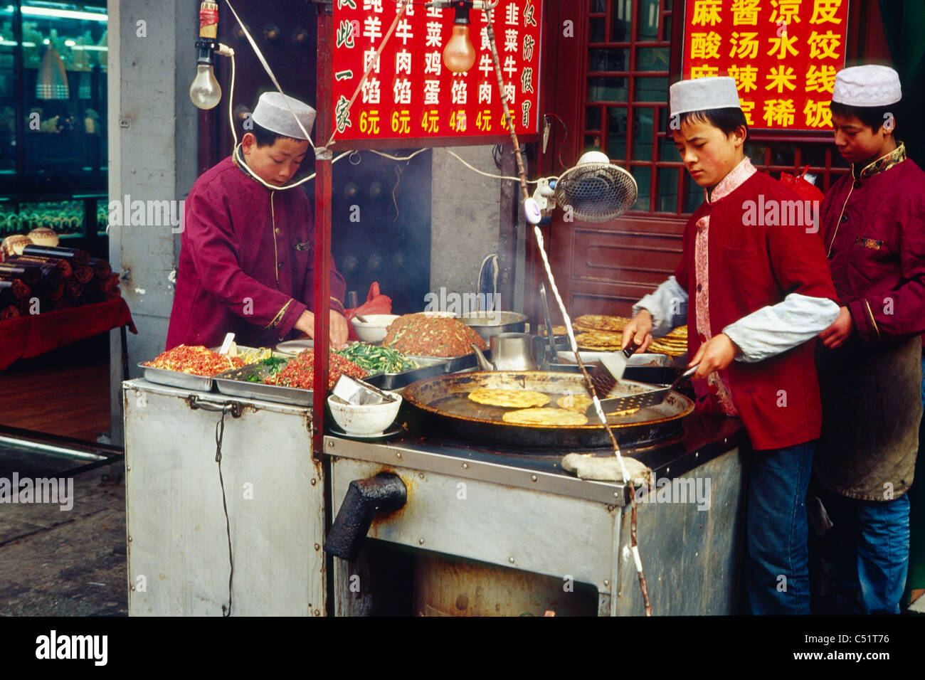Outdoor-Imbissstände, die Zubereitung von Speisen, Muslim Street, Xian, China Stockfoto