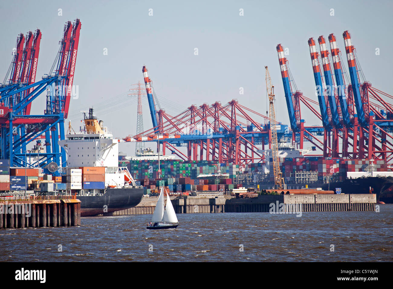 Segelboot und Container-Terminal, Hafen-Geburtstag 2011 in der freien und Hansestadt Stadt Hamburg Stockfoto