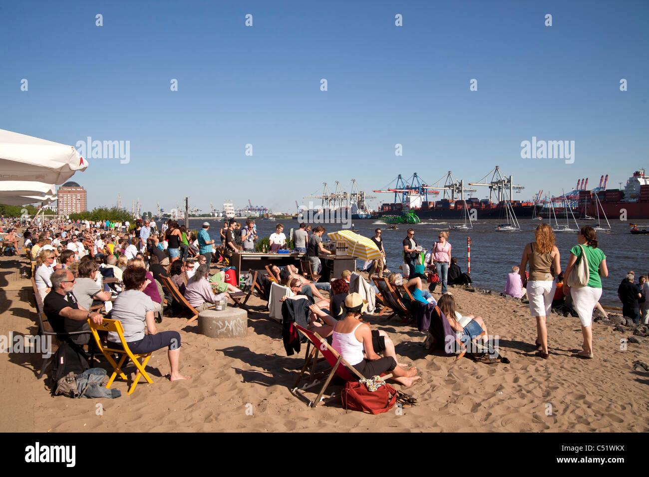 Überfüllten Strand-Bar am Fluss Elbe Ufer in Övelgönne, Hanse Stadt Hamburg, Deutschland, Europa Stockfoto