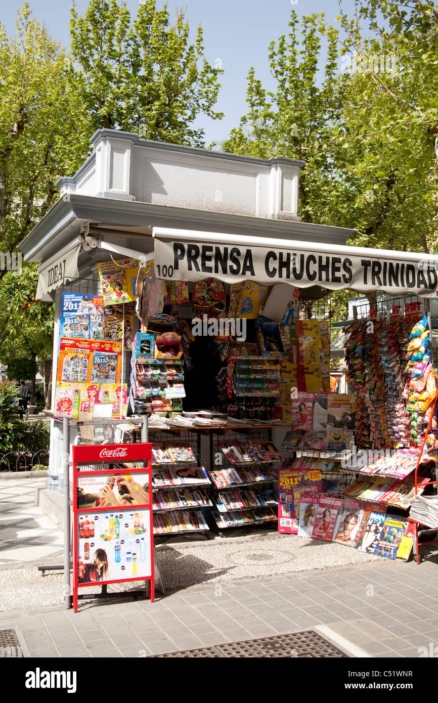 Granada Spanien Kiosk Plaza De La Trinidad Zeitung Vertrieb Magazin Konditorei tobaconist Stockfoto