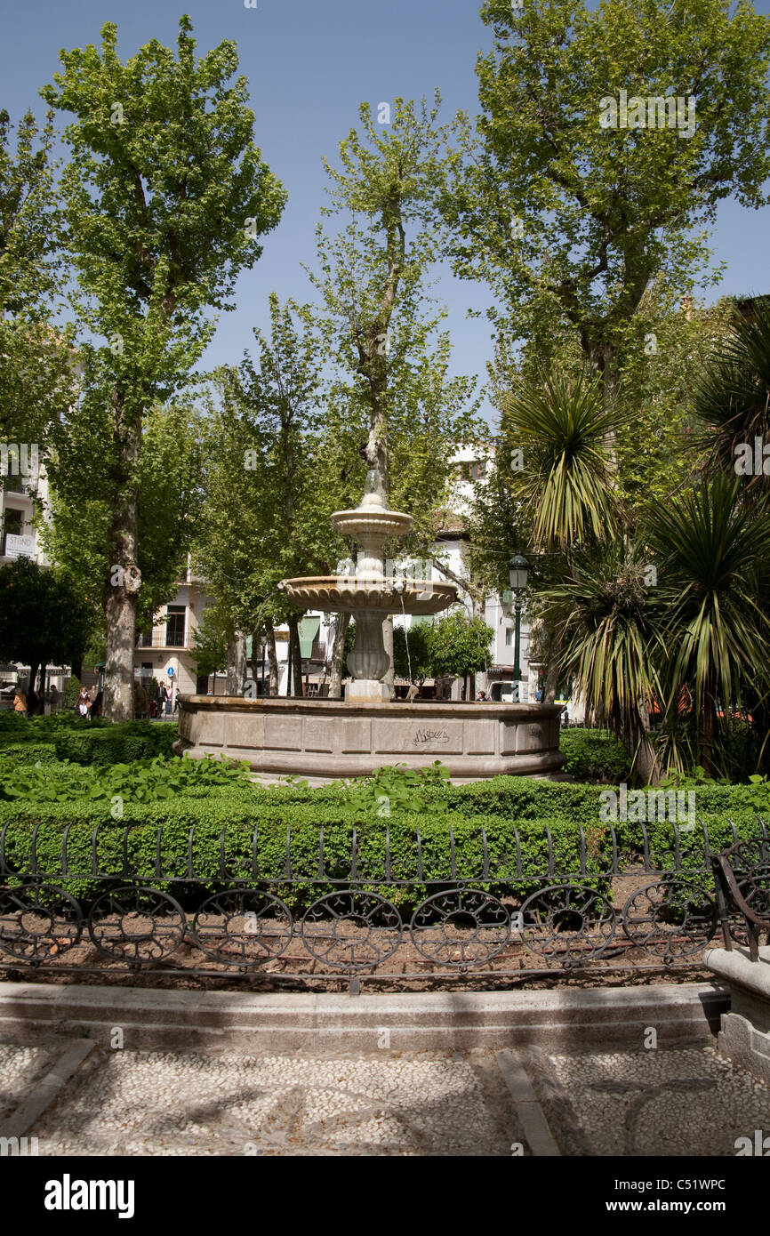 Europa Granada Spanien Andalucia Plaza De La Trinidad-Wasser-Brunnen Stockfoto