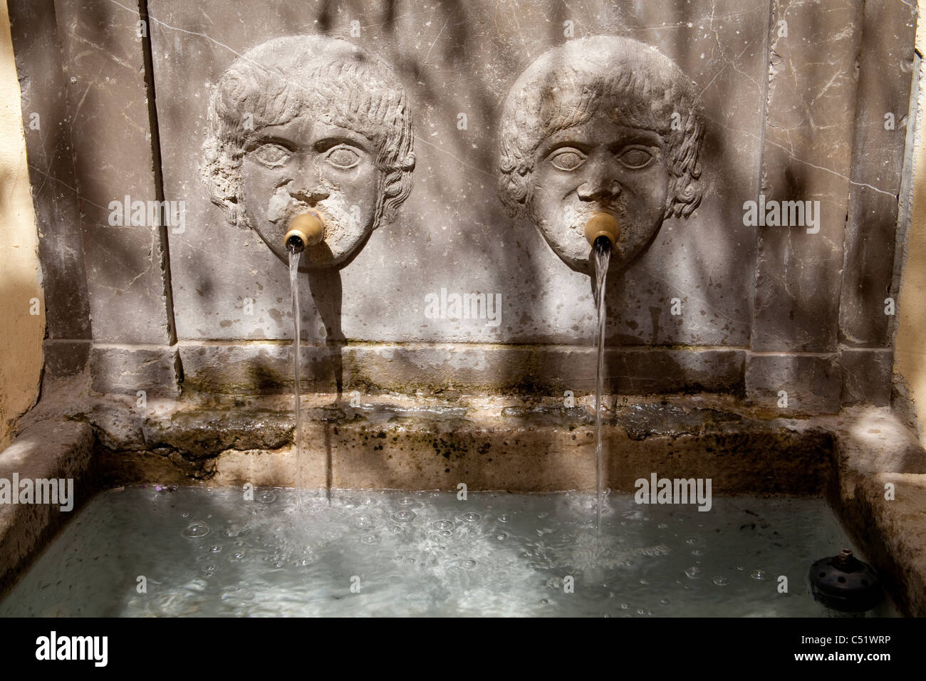 Granada Spanien altes Wasser Brunnen Twin steinernen Gesicht Stockfoto