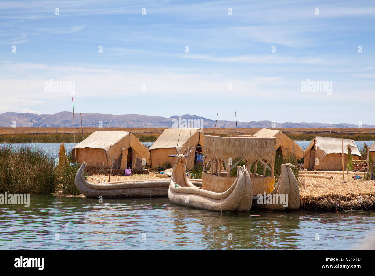 Traditionelle Reed Boote auf den Uros Inseln, Titicacasee, Peru Stockfoto