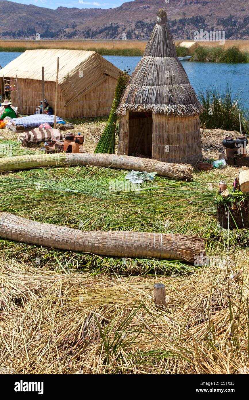 Urige Hütten und Schilf auf den Uros Inseln, Titicacasee, Peru Stockfoto