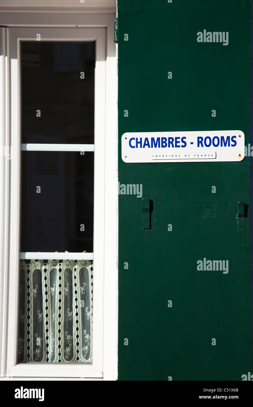 Zimmer verfügbar melden Sie auf einem französischen Pension-Fenster. Stockfoto