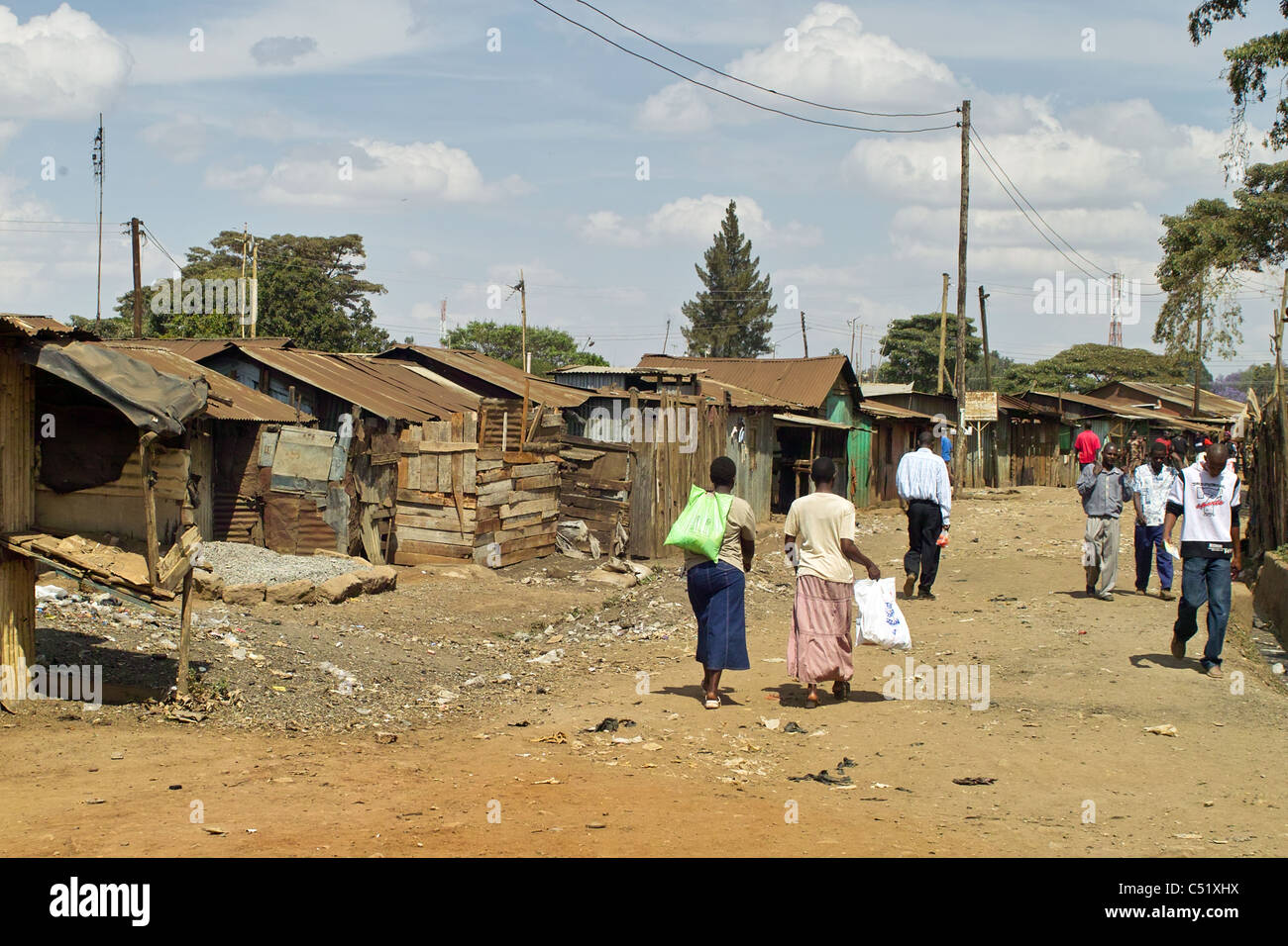 Feldweg in den Slums von Nairobi, Kenia, Afrika, mit Hütten Stockfoto