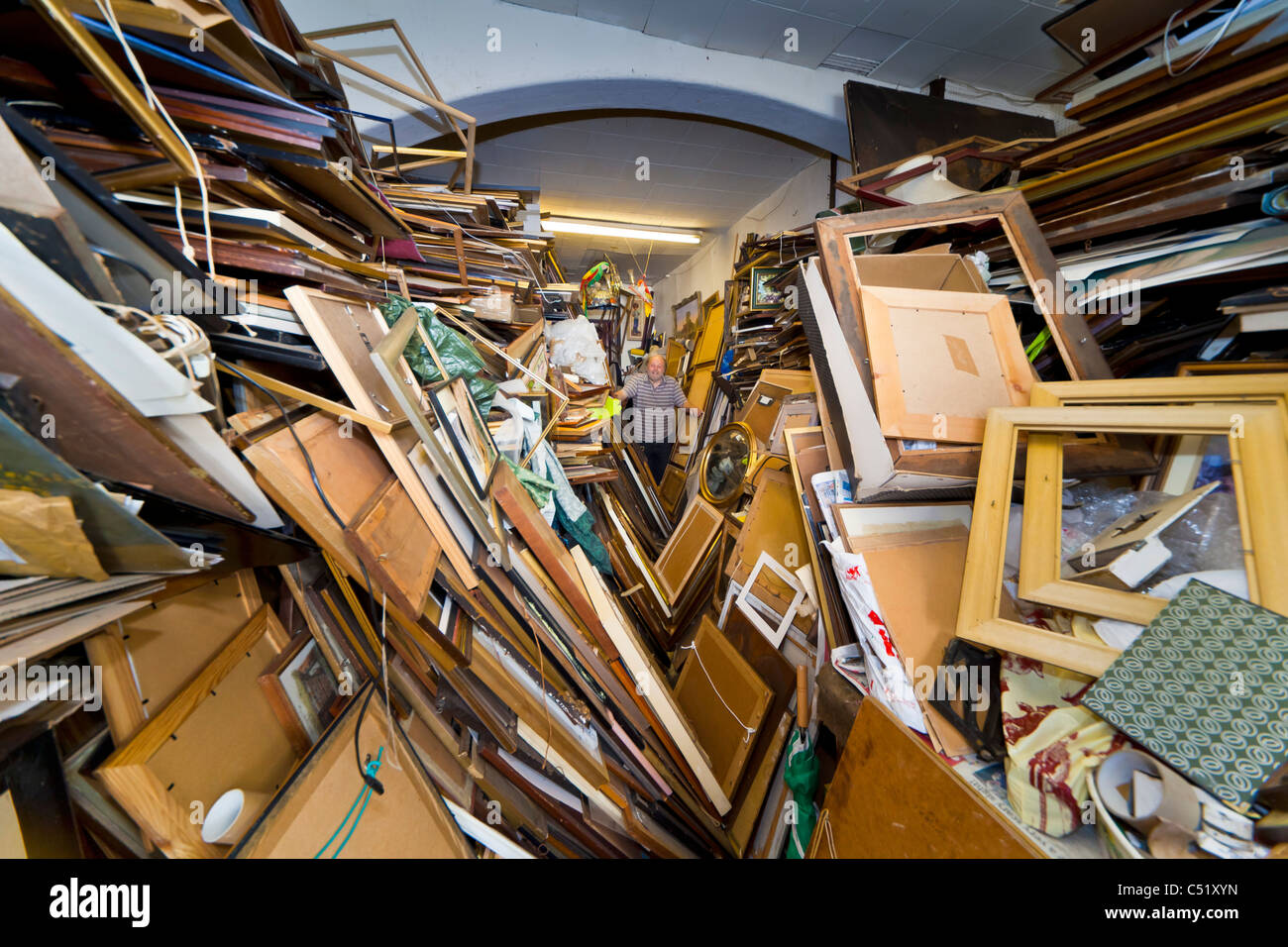 Der übermäßig gefüllte Ryde Framing Bild Rahmung Shop in Ryde Isle Of Wight. JMH5147 Stockfoto