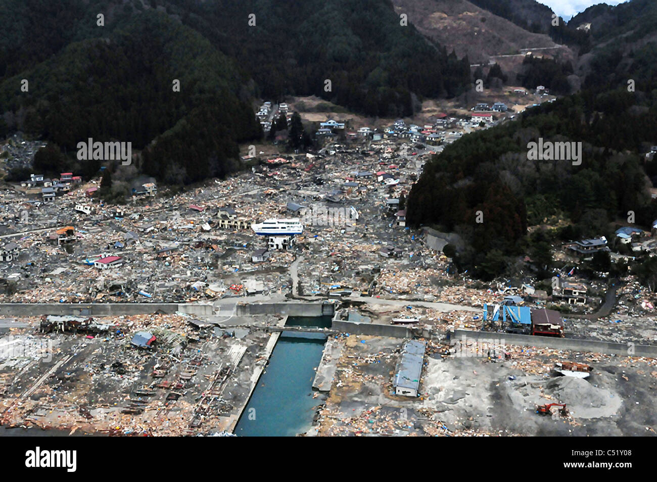 Luftaufnahme des zerstörten entlang der nordöstlichen Küste von Japan nach einem schweren Erdbeben und Tsunami. Stockfoto