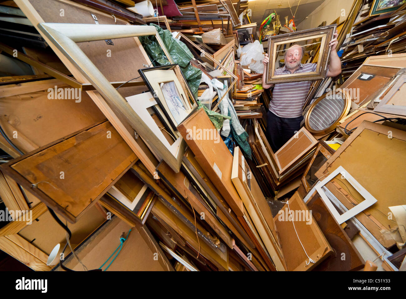 Der übermäßig gefüllte Ryde Framing Bild Rahmung Shop in Ryde Isle Of Wight. JMH5151 Stockfoto