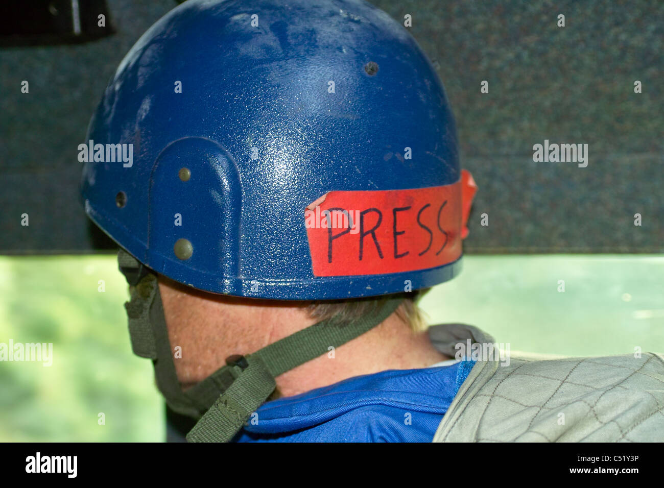 Journalist mit blauen Helm und Aufkleber auf Rückseite Stockfoto