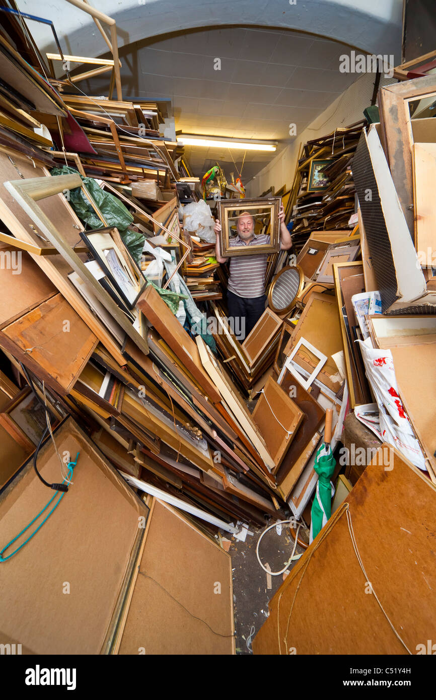 Der übermäßig gefüllte Ryde Framing Bild Rahmung Shop in Ryde Isle Of Wight. JMH5152 Stockfoto