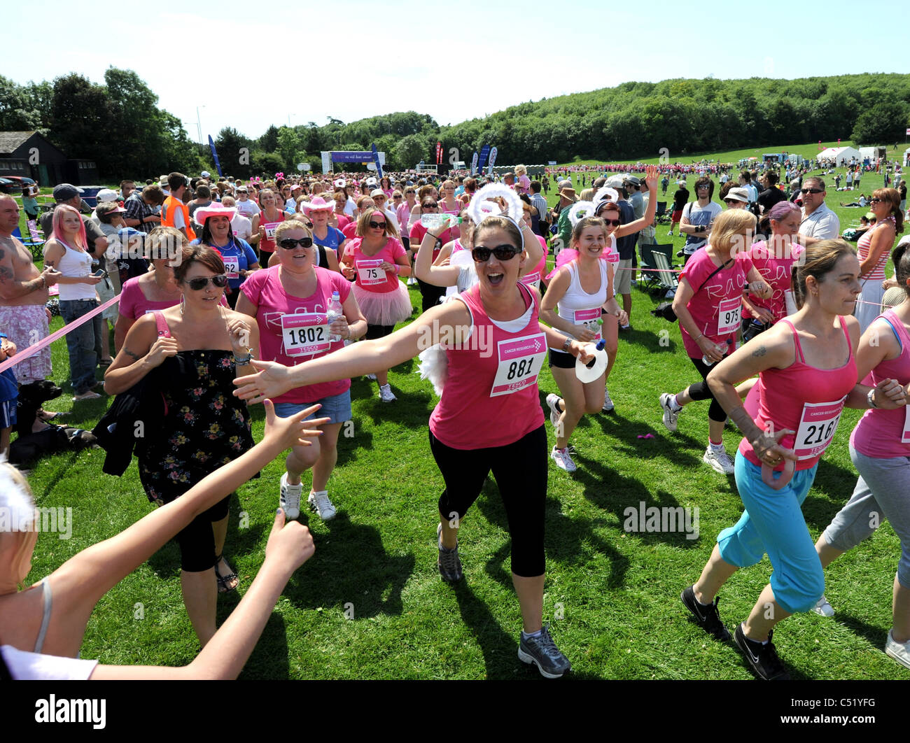 Tausende von Frauen und einige Männer nahmen in diesem Jahr Rennen für Lebensereignis Stanmer Park Brighton für Cancer Research UK Stockfoto
