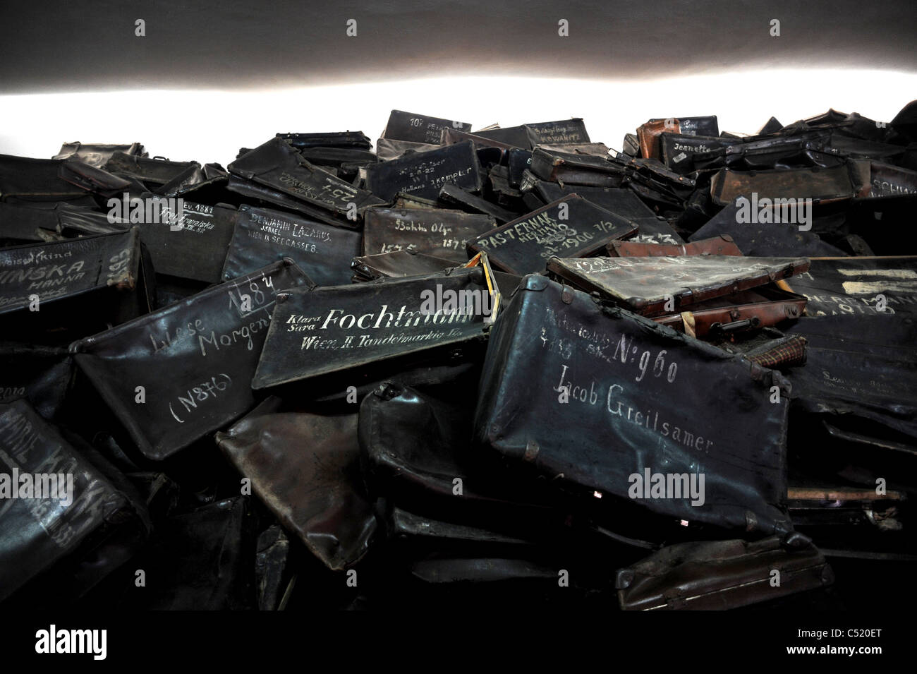 Ehemaligen KZ Auschwitz 1 und heute ein staatliches Museum - Tausende Koffer mit den Namen der Deportierten auf dem display Stockfoto