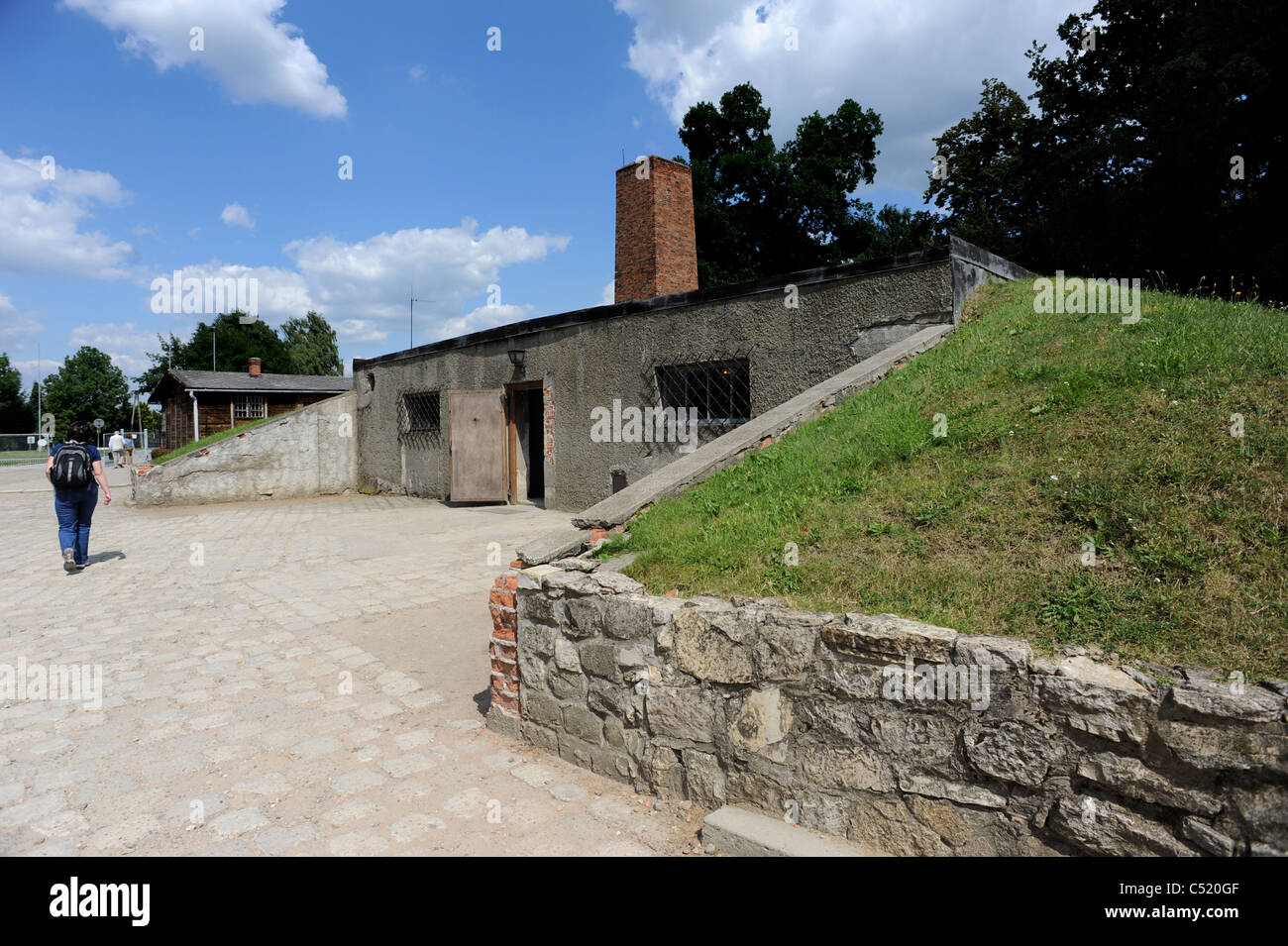 Ehemaligen KZ Auschwitz 1 und heute ein staatliches Museum - Tourist geht vorbei an der Gaskammer und Krematorium Stockfoto
