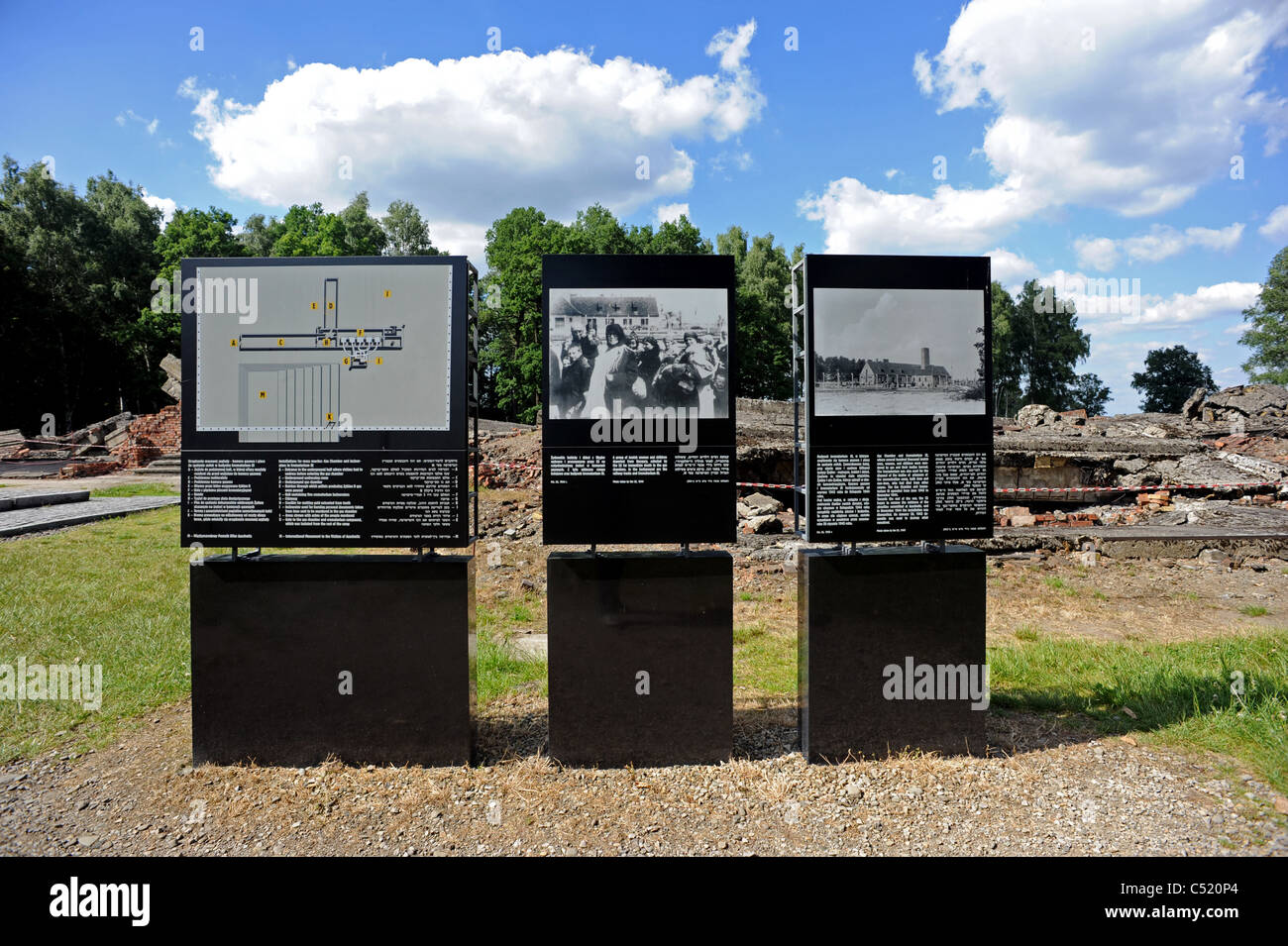 Ehemaligen KZ Auschwitz II Birkenau und heute ein staatliches Museum-Infotafeln neben den Ruinen der Gaskammern Stockfoto