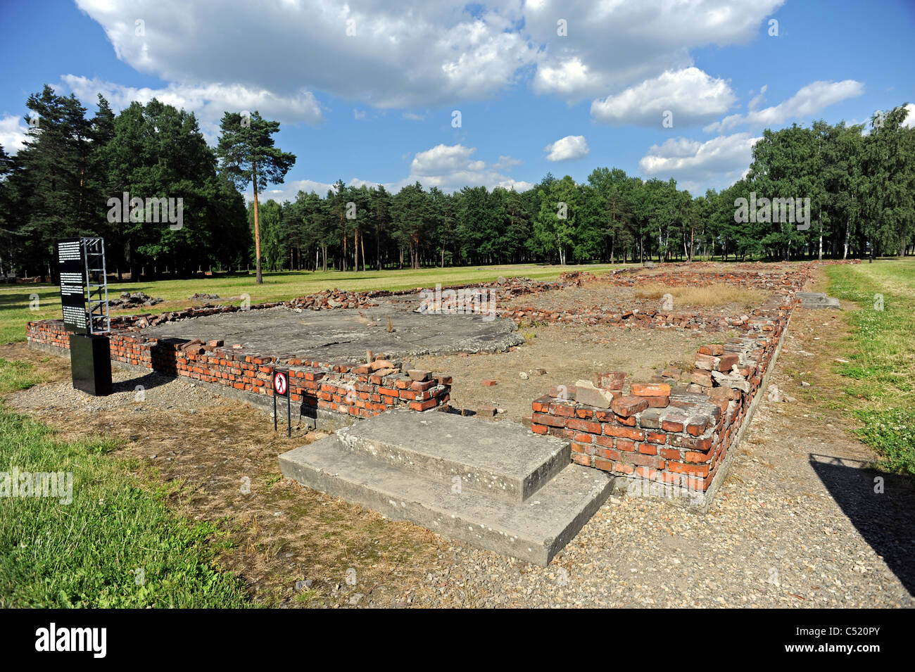 Ehemaligen KZ Auschwitz II Birkenau und heute ein staatliches Museum - Ruinen der Gaskammern und Krematorien IV Stockfoto