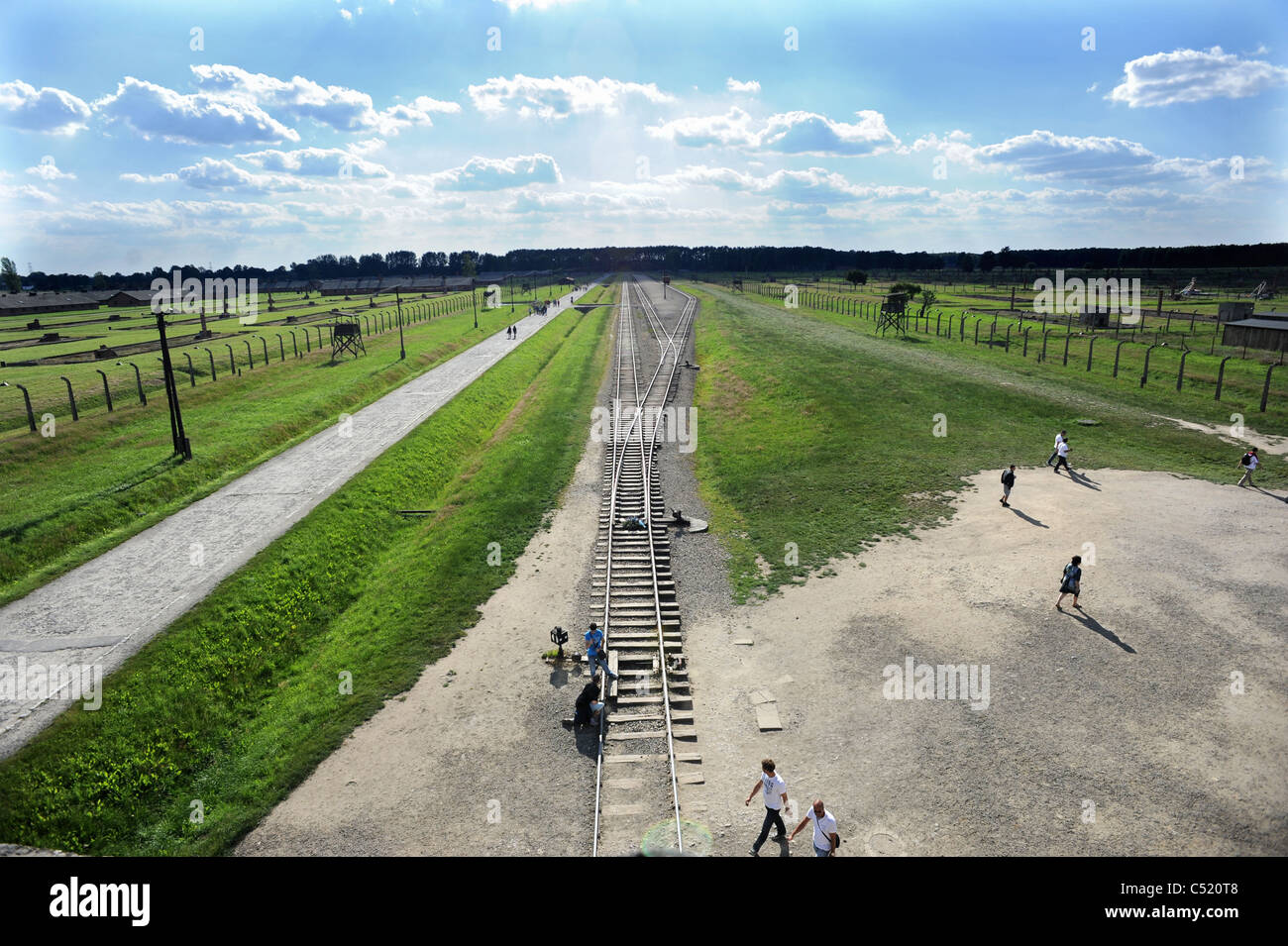 Ehemaligen KZ Auschwitz II Birkenau und heute ein staatliches Museum - Blick über das Lager von der wichtigsten SS Wachturm Stockfoto