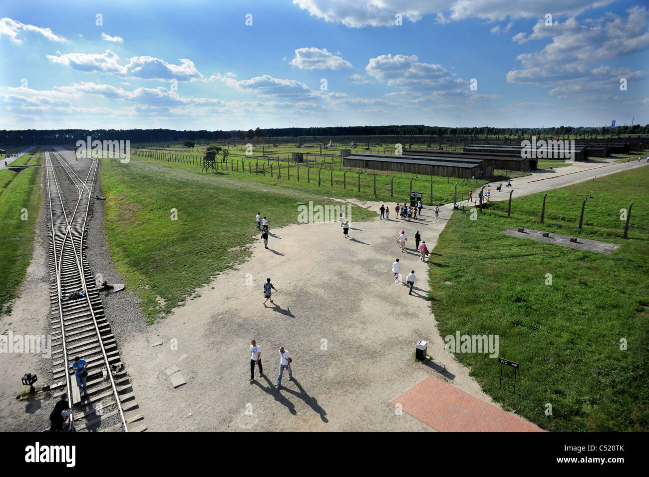 Ehemaligen KZ Auschwitz II Birkenau und heute ein staatliches Museum - Blick über das Lager von der wichtigsten SS Wachturm Stockfoto