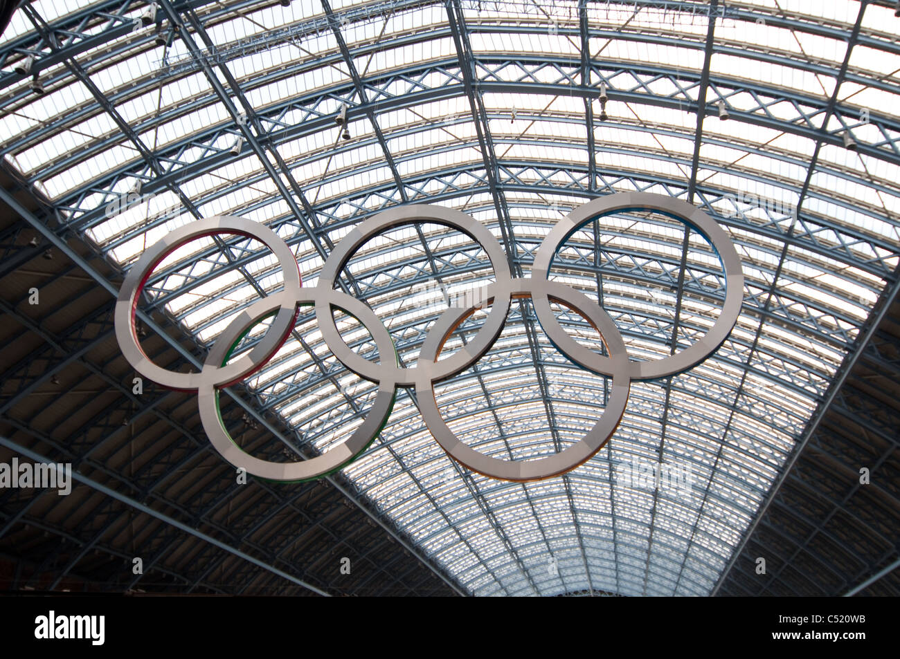 Olympische Ringe hängen vom Dach des St. Pancras International Station in London für die Spiele 2012. Stockfoto