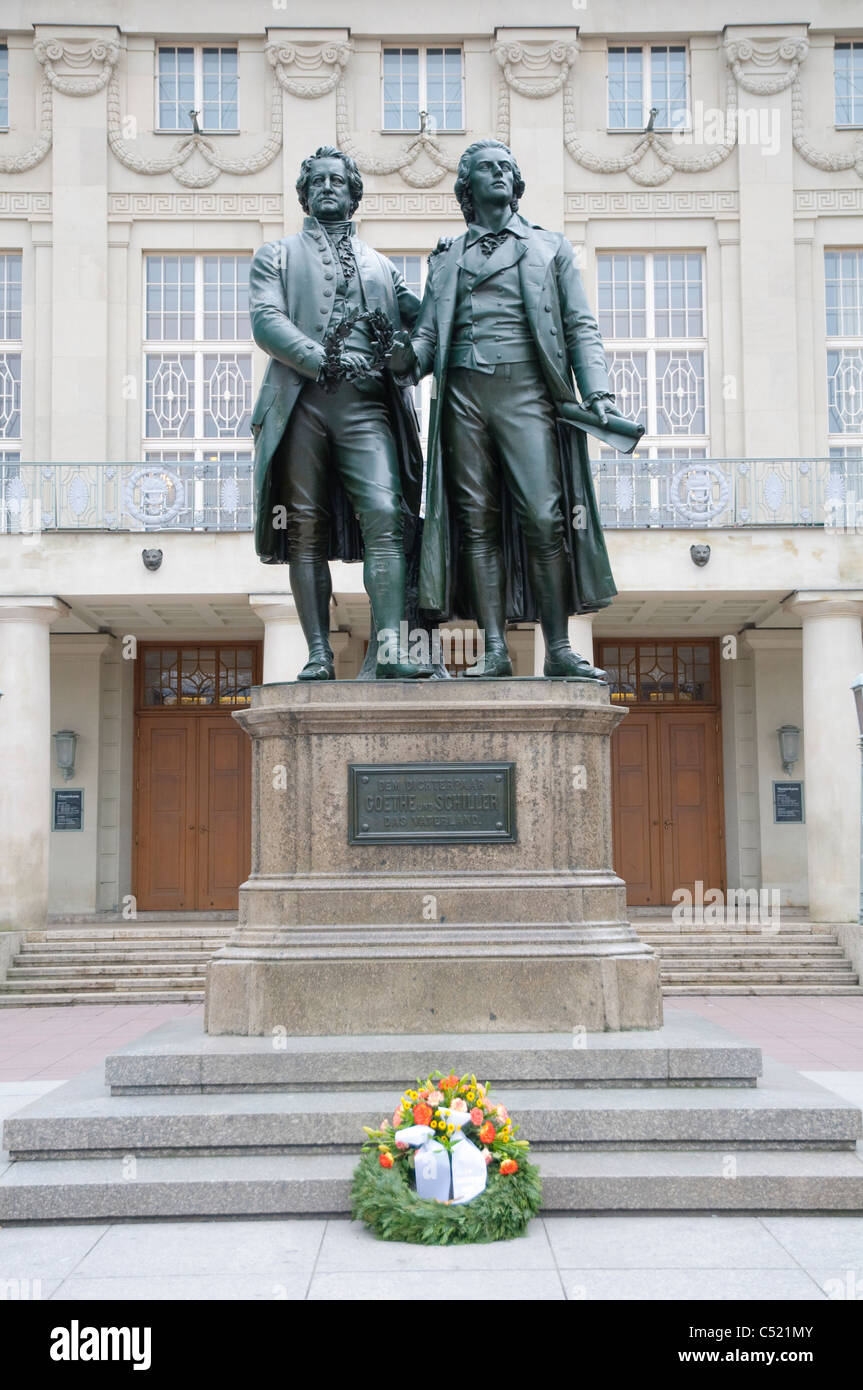 Goethe und Schiller-Denkmal vor der Deutsches Nationaltheater, Deutschen Nationaltheater, Weimar, Thüringen, Deutschland, Eur Stockfoto