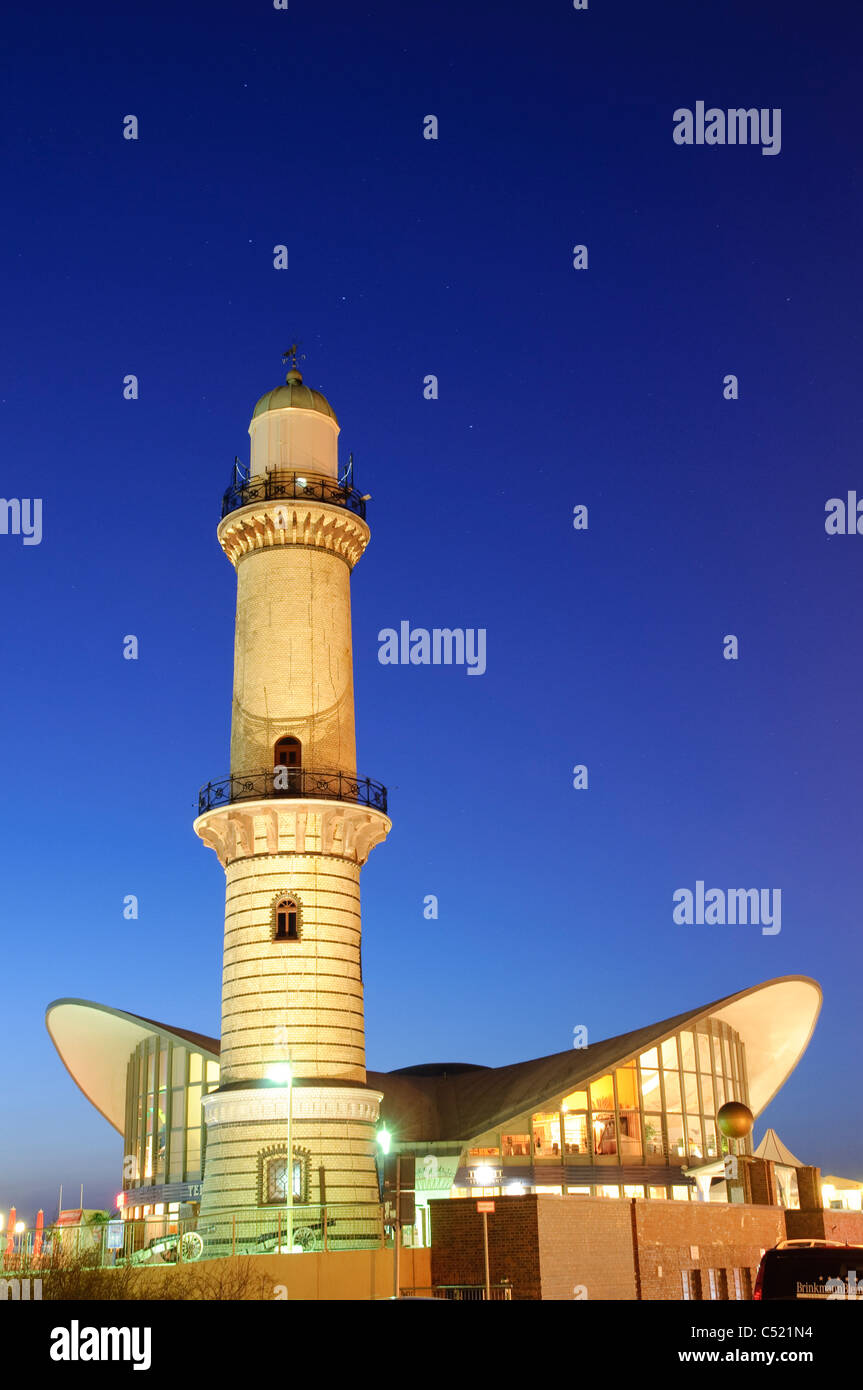 "Teekanne" Gebäude und Leuchtturm in der Abenddämmerung, Warnemünde, Mecklenburg-Western Pomerania, Deutschland, Europa Stockfoto