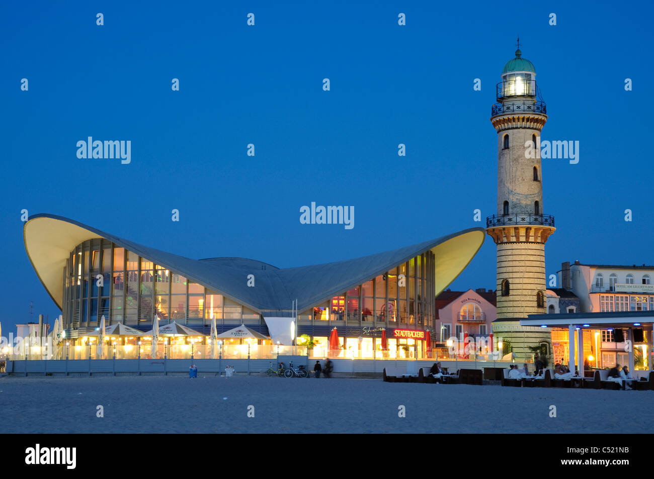 "Teekanne" Gebäude und Leuchtturm in der Abenddämmerung, Warnemünde, Mecklenburg-Western Pomerania, Deutschland, Europa Stockfoto