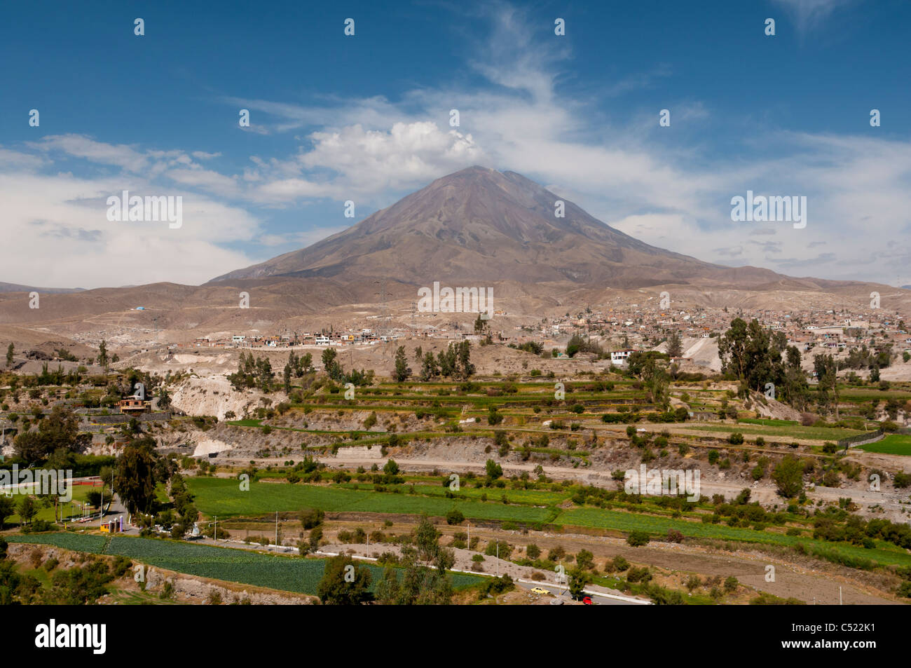Vulkans El Misti mit landwirtschaftlichen Flächen in der Nähe von Arequipa, Peru, Südamerika. Stockfoto