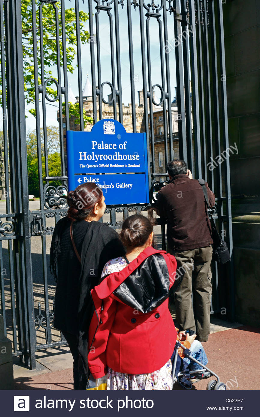 Touristen vor den Toren der Palace of Holyrood House, Edinburgh Schottland Stockfoto