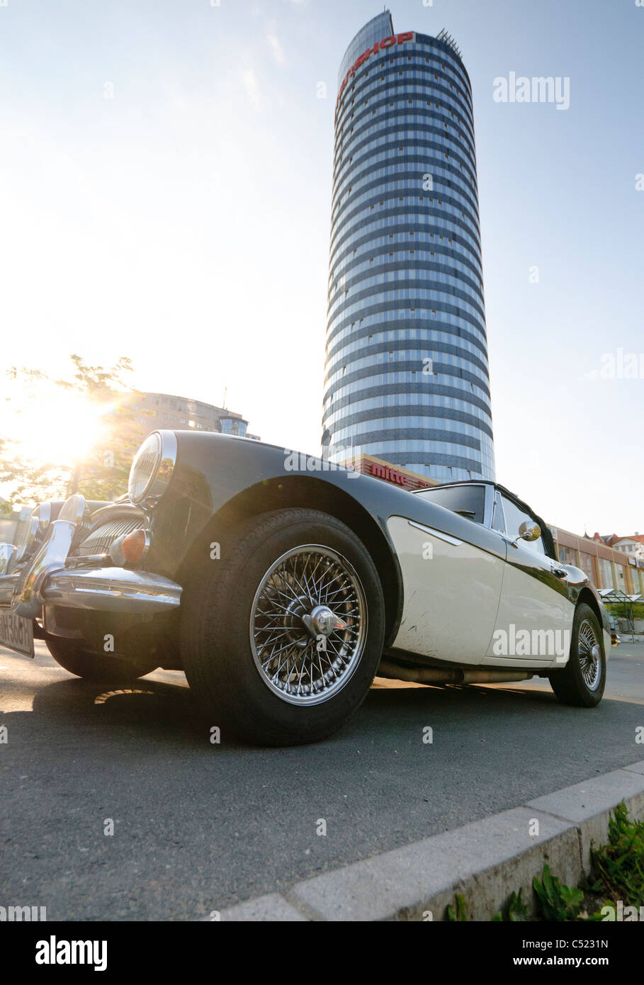 Austin Healey 3000 Mk III vor dem Jentower, Jena, Thüringen, Deutschland, Europa Stockfoto