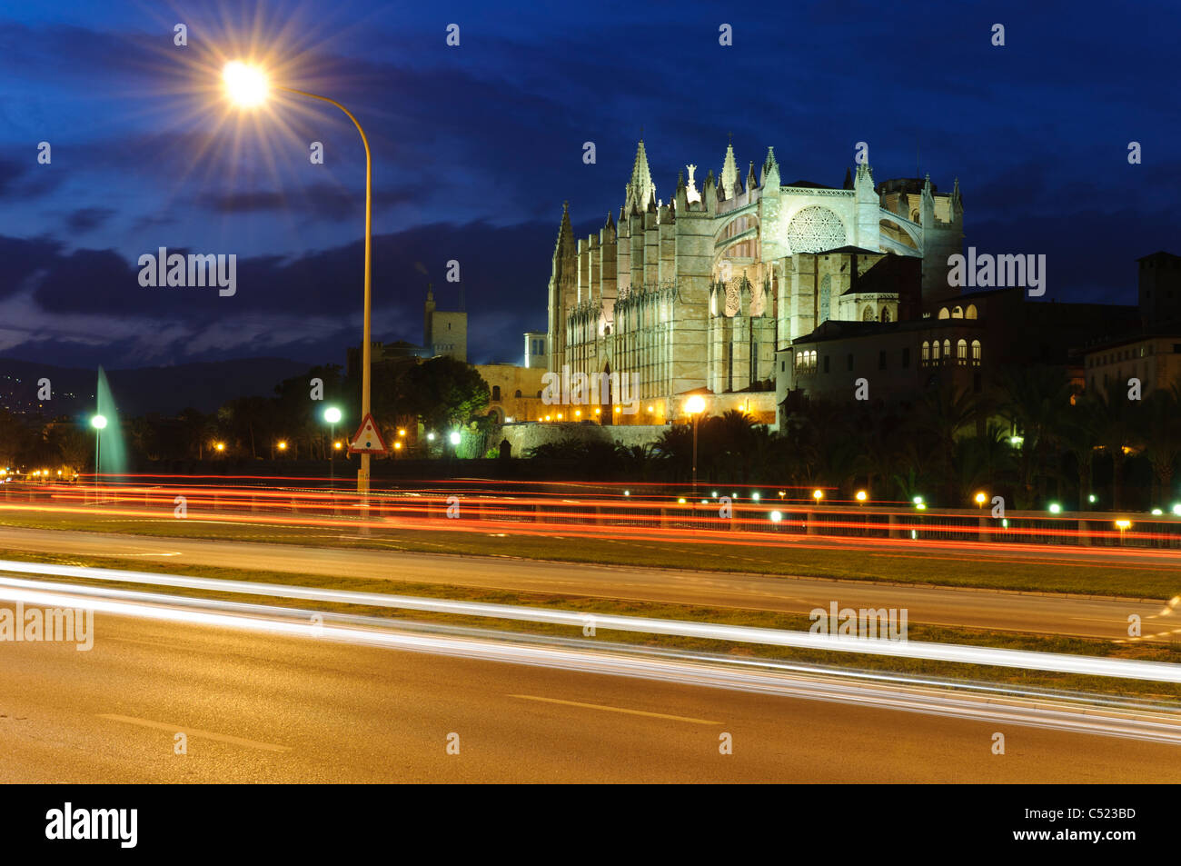 La Seu, beleuchtete Kathedrale und Wahrzeichen von Palma im Abend Licht, historische Zentrum Stadt, Palma de Mallorca, Mallorca Stockfoto