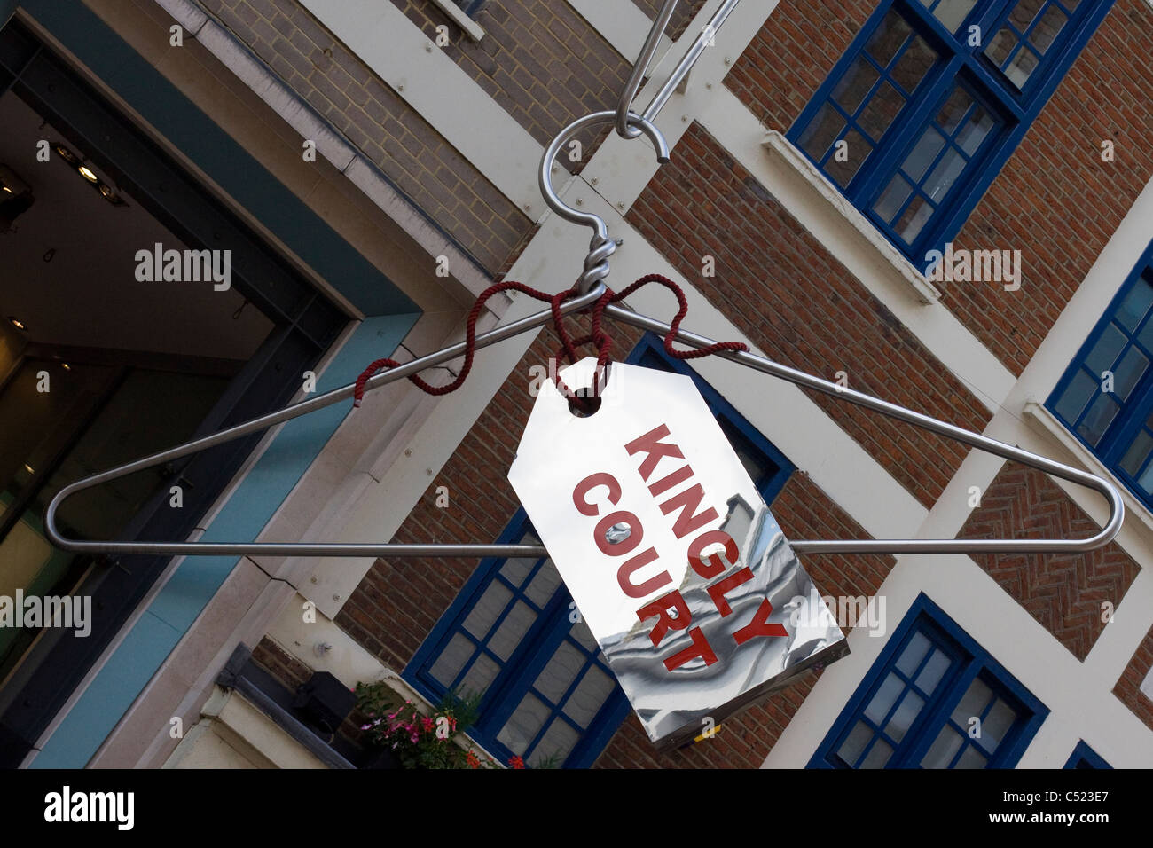 Riesige Kleiderbügel Werbedialogmaßnahmen Kingley Gericht in London Stockfoto