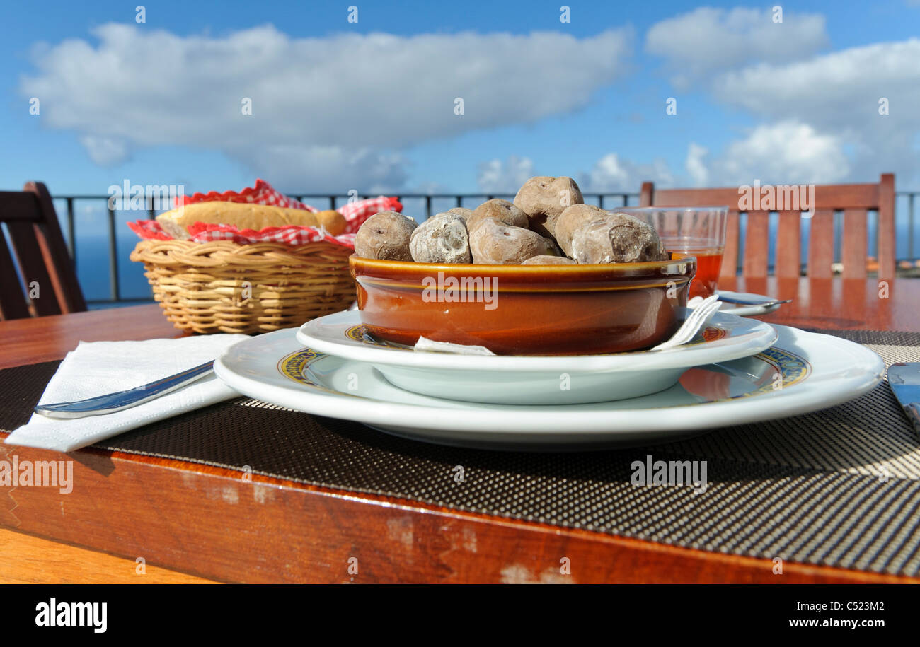 Traditionelle kanarische Küche, Kanarische runzlige Kartoffeln, Papas Arrugadas mit Rojo Mojo und Mojo Verde Saucen, Teneriffa Stockfoto