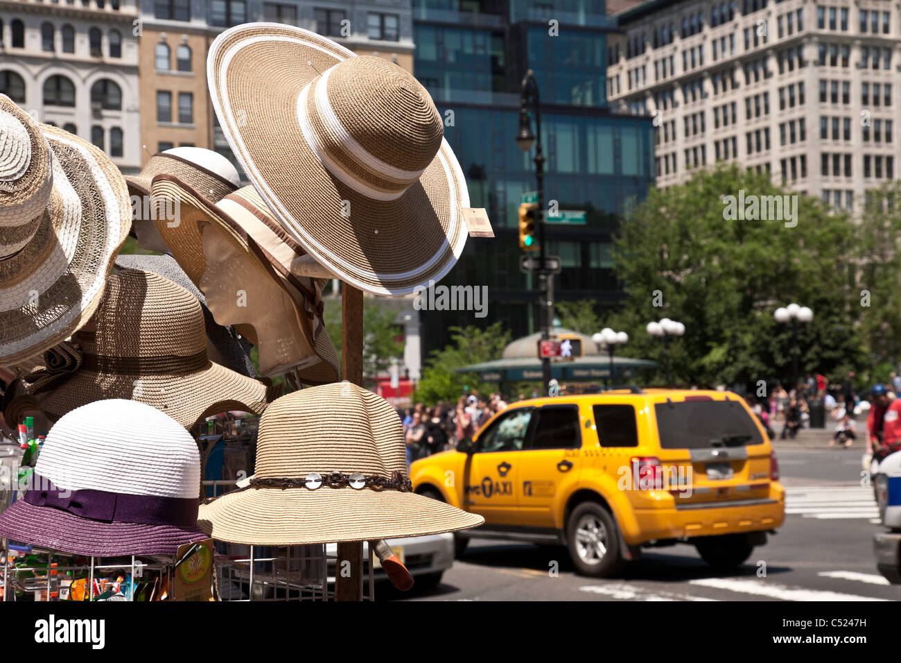 Union Square, Straßenhändler mit SUV-Taxi im Hintergrund, 14. Straße Szene und Taxis, NYC, USA Stockfoto