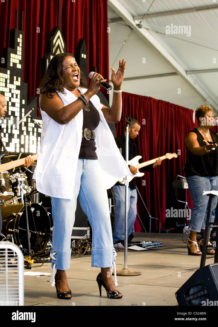 Afrikanisch-amerikanischen Rhythm and Blues-Sängerin auf der Bühne Stockfoto