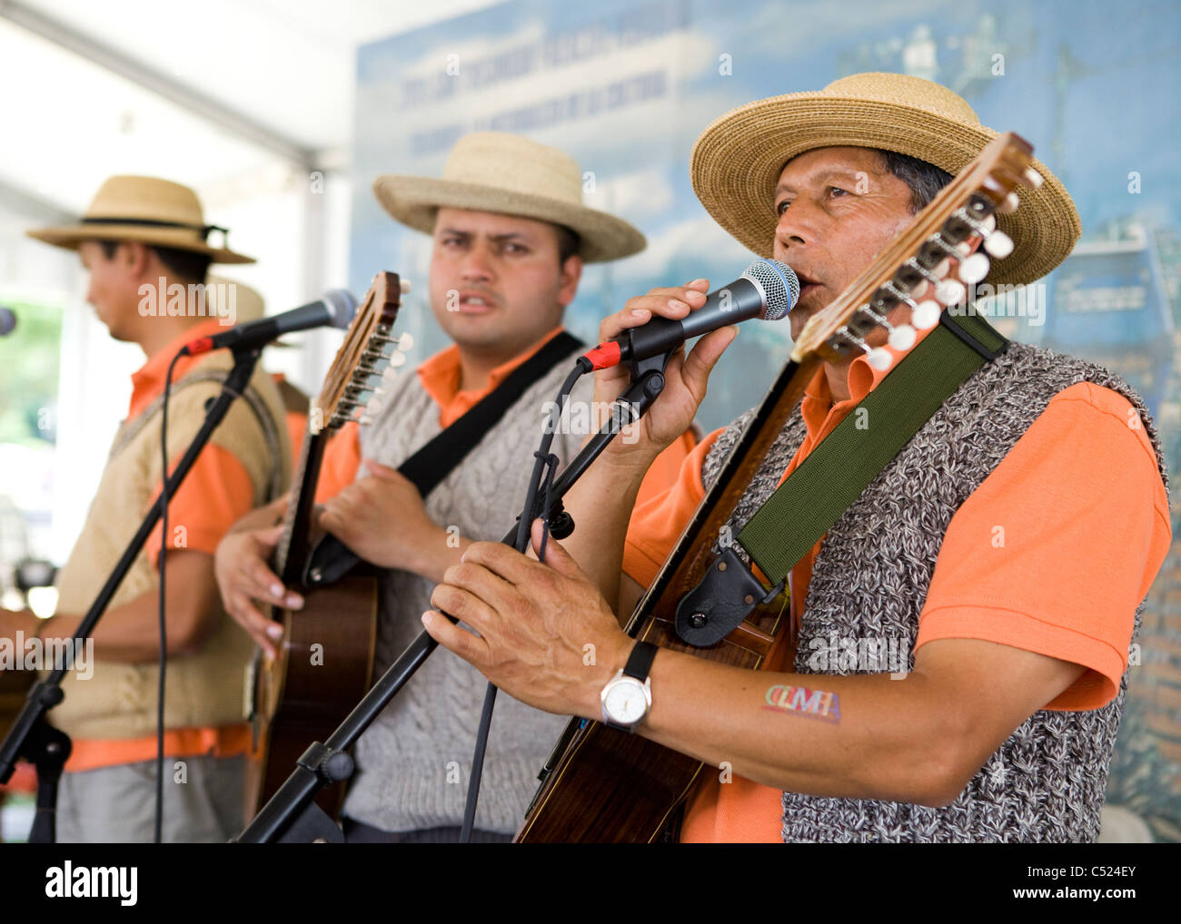 Kolumbianische Volksmusik-Band auf der Bühne Stockfoto