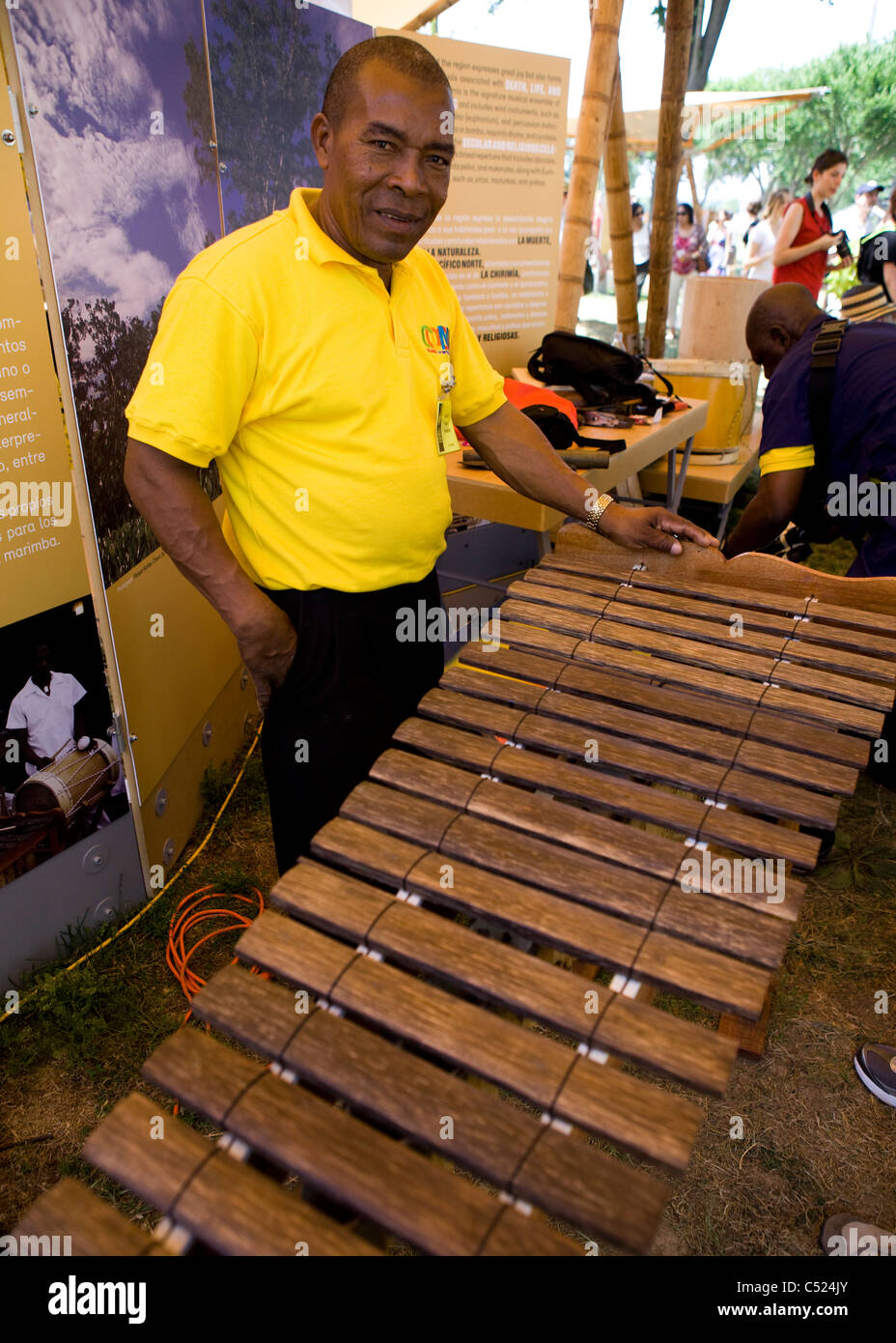 Afro-kolumbianische (Raisal) Xylophon Hersteller steht stolz hinter seiner Schöpfung Stockfoto