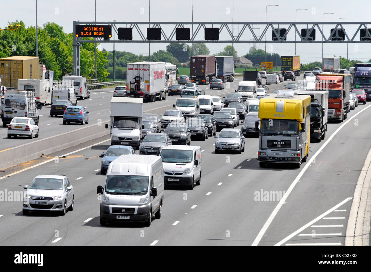 Blick von oben nach unten auf die Autobahn M25 Verzögerung in beide Richtungen nach Autounfällen Autos langsamer Lkw Lastkraftwagen gantry Schild Warnung England Großbritannien Stockfoto