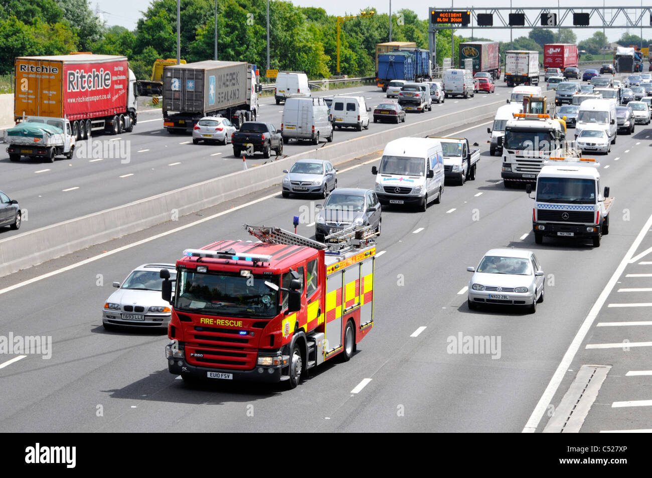 M25 Autobahn Verzögerungen in beide Richtungen nach stürzen in jeder Fahrbahn Feuerwehrauto Kreuzung auf Bahn 4 Unfall unter Brücke Stockfoto