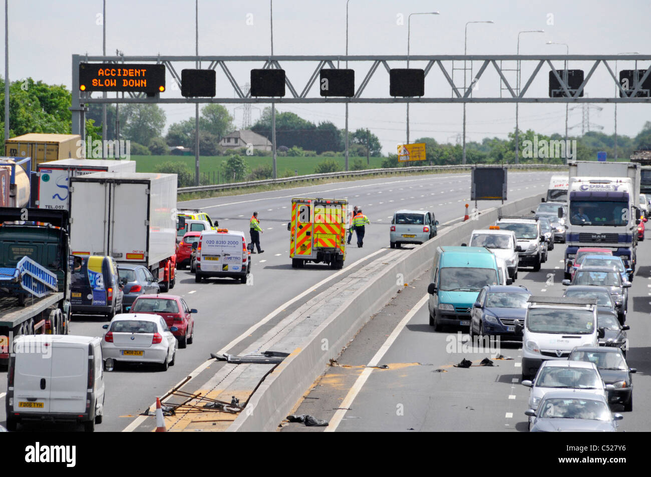 M25 Autobahn verzögert beide Richtungen nach stürzen in jeder Fahrbahn Krankenwagen & Landstraßen Agentur Verkehr Offiziere bei Unfall Stockfoto