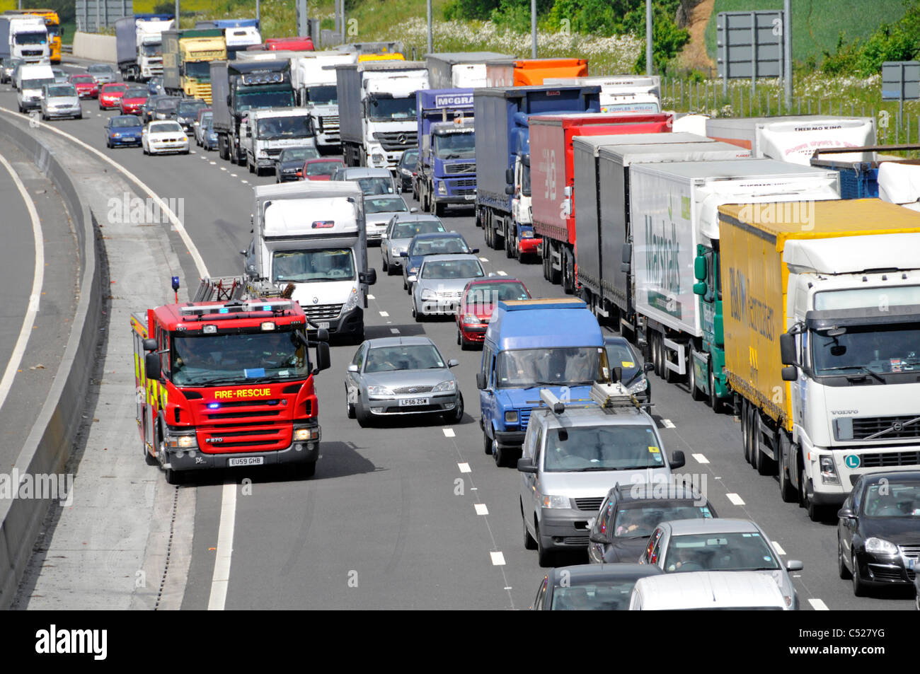 Feuerwehrauto M25 Autobahn auf Notruf zu verhandeln Warteschlangen Verkehr Verkehrsunfall Stockfoto