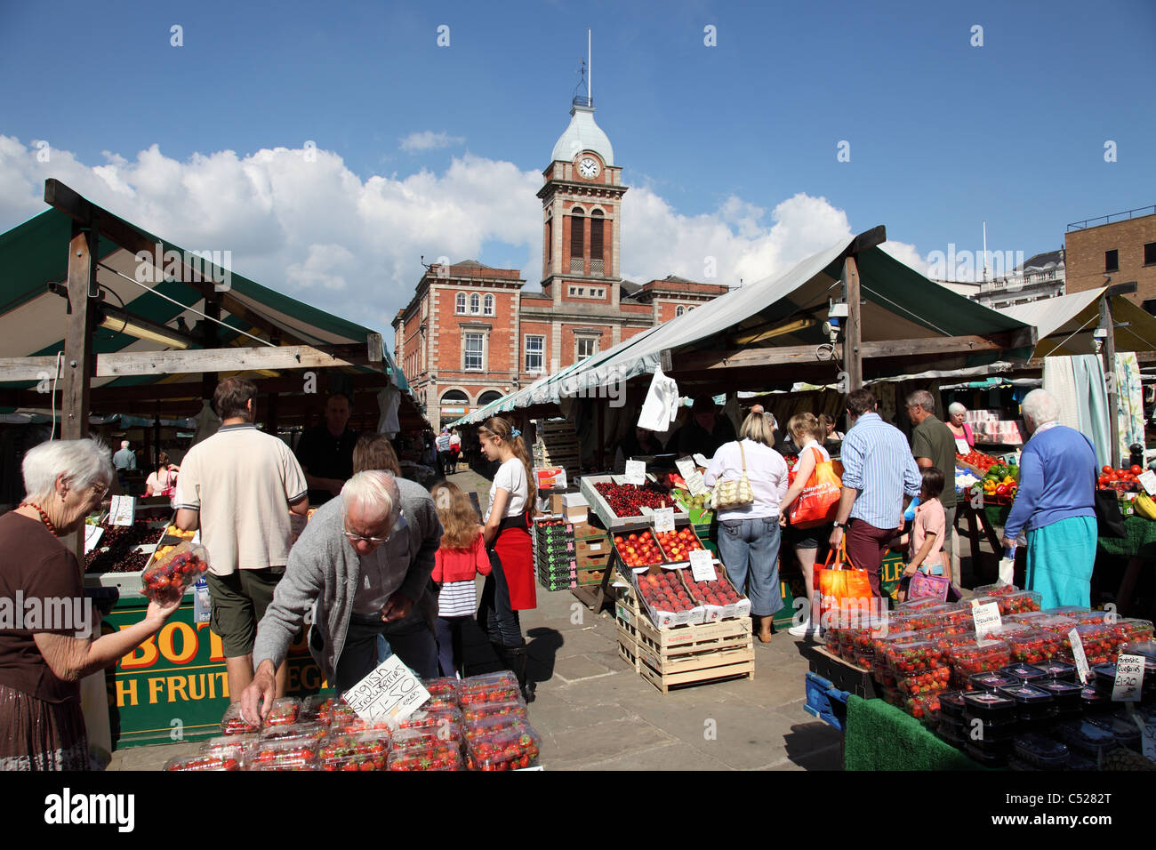 Shopper kaufen lokale angebaute Obst und Gemüse auf einem belebten Markt in Chesterfield, England, Vereinigtes Königreich Stockfoto