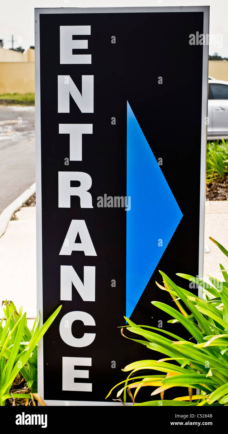 Ortseingangsschild mit großen blauen Pfeil weisen den Weg Stockfoto