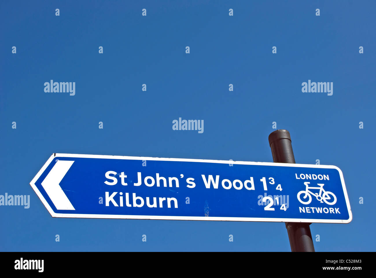 London-Zyklus Netzwerk Schild Richtung Kilburn und St Johns Wood, Marylebone, London, england Stockfoto